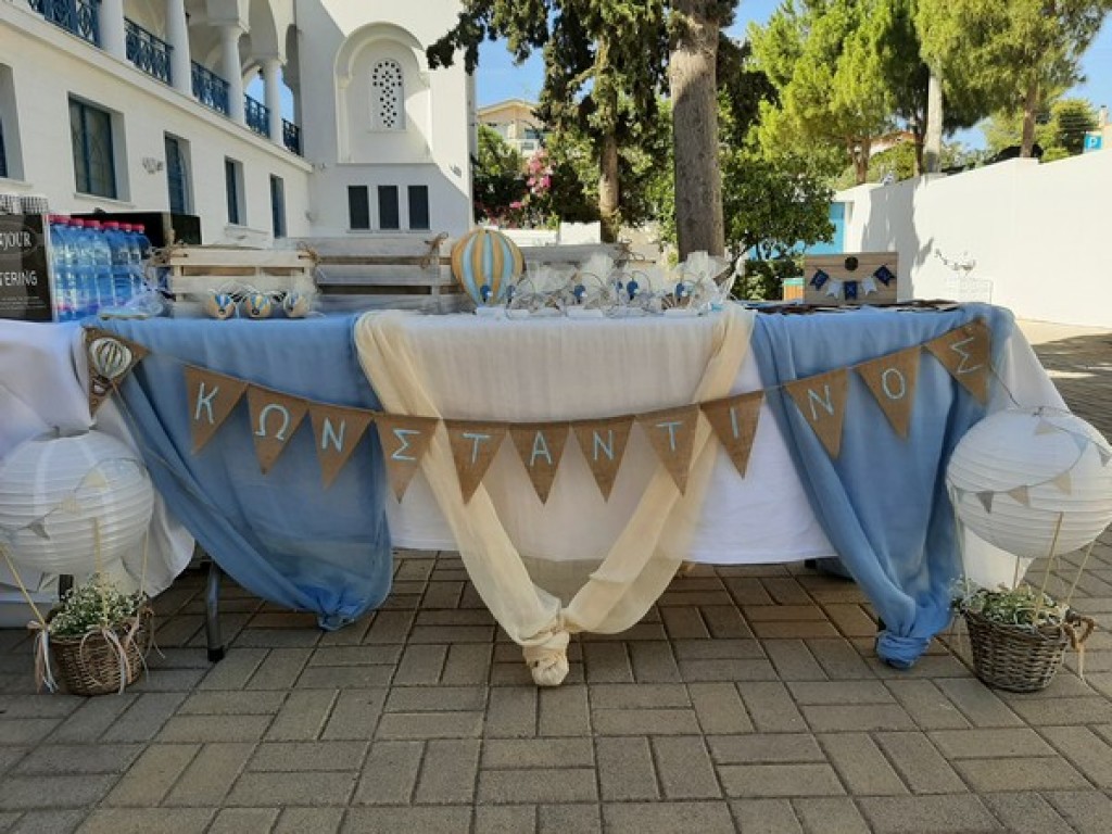 Τραπέζι για κέρασμα με θέμα αερόστατο